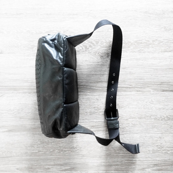 BOTTEGA VENETA sling black leather belt bag unisex - Picture 4 of 8